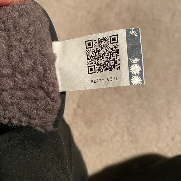 Ugg Renetta shearling lined black bootie - Picture 9 of 14